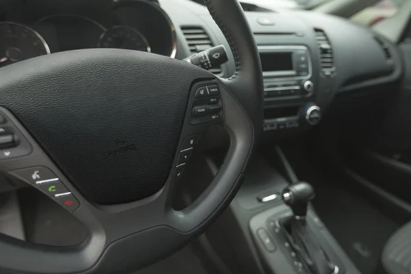 Tablero de instrumentos y volante del coche — Foto de Stock