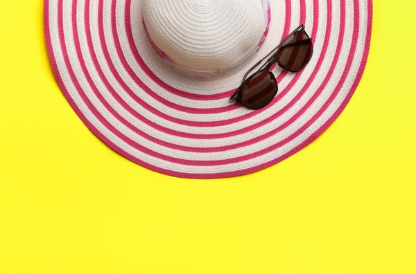 Playa de paja mujer sombrero gafas de sol . —  Fotos de Stock
