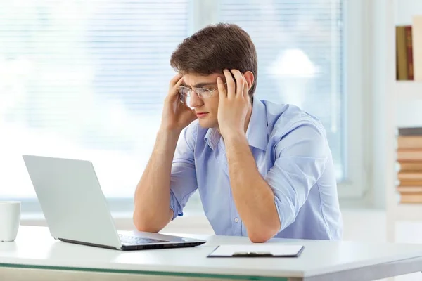Estudante cansado ou homem de negócios trabalhando com laptop no escritório — Fotografia de Stock