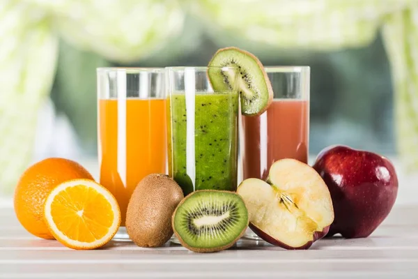 Vers Sap Glazen Met Diverse Groenten Fruit Achtergrond — Stockfoto