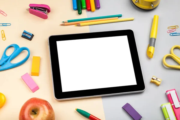 School en kantoorbenodigdheden op Tablet PC. — Stockfoto