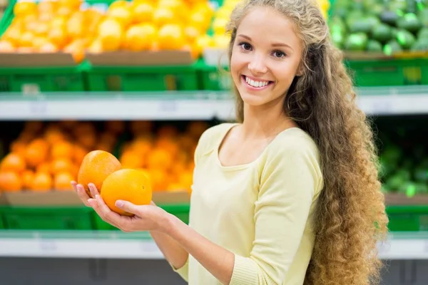 Portrait of a Woman Choosing Fruits in a Supermarket — Stock Photo, Image