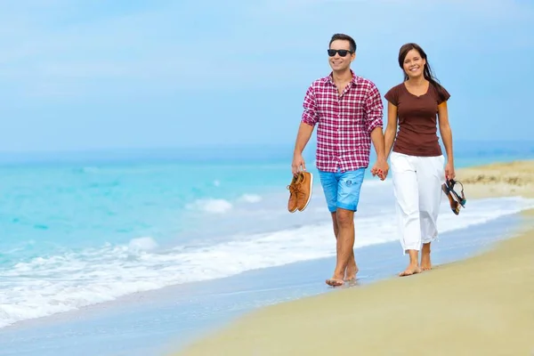 Alegre Amor Pareja Caminando Arenosa Playa — Foto de Stock