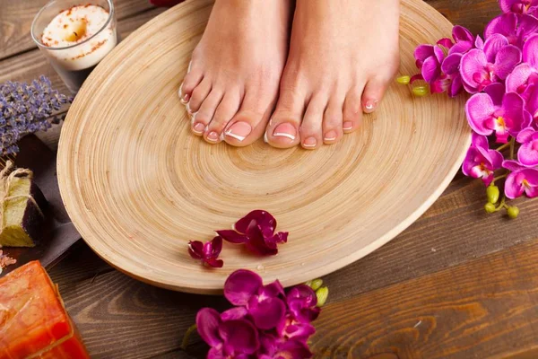温泉和健康设置与女性脚在板材 — 图库照片