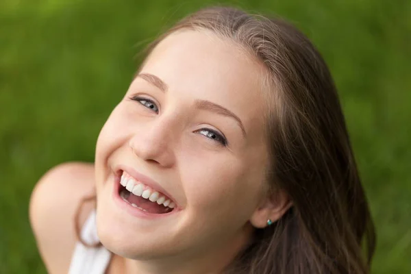 Портрет красивої молодої жінки, що сміється — стокове фото