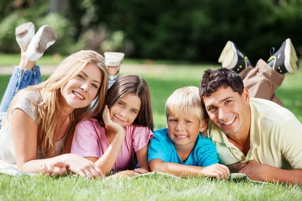Encantadora Familia Abrazándose Parque Aire Libre — Foto de Stock