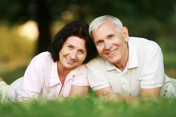 在公园里微笑的年长夫妇的肖像 — 图库照片