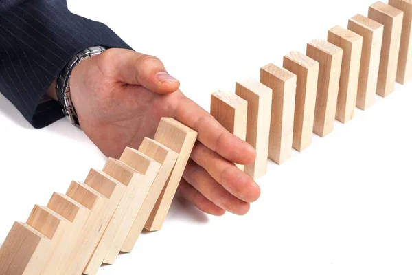 Empresário mão parar de cair peças de dominó — Fotografia de Stock