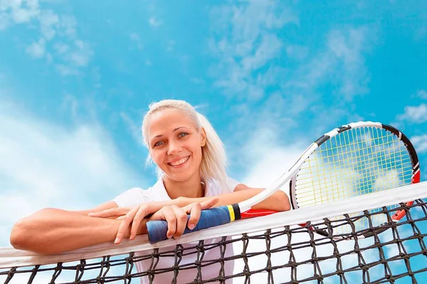 Портрет Улыбающейся Блондинки Играющей Теннис — стоковое фото
