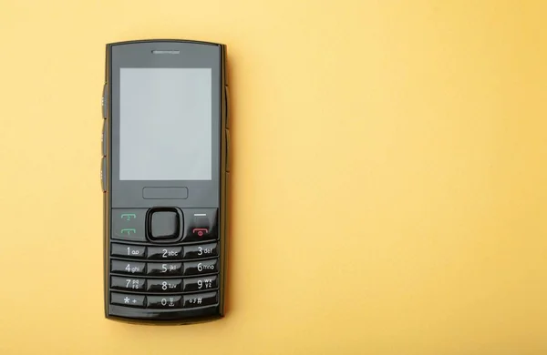 Мобильный телефон с клавиатурой — стоковое фото