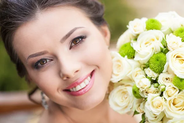 Bela Noiva Segurando Buquê Flores Fundo — Fotografia de Stock