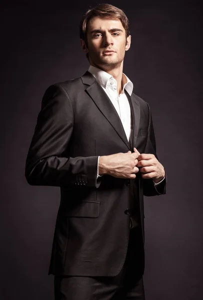 エレガントなスーツを着た魅力的な自信のある男性 — ストック写真