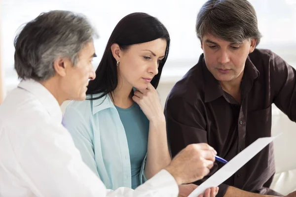 Arzt Übergibt Dem Patienten Der Klinik Das Rezept — Stockfoto