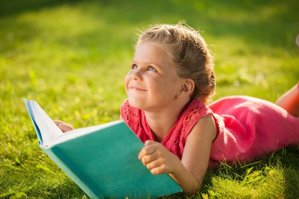 Porträt eines kleinen Mädchens beim Lesen eines Buches — Stockfoto