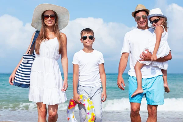 Mutlu Bir Aile Tatil Tropikal Plaj — Stok fotoğraf