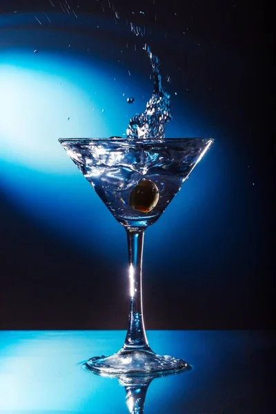 Martini im Glas mit Oliven — Stockfoto
