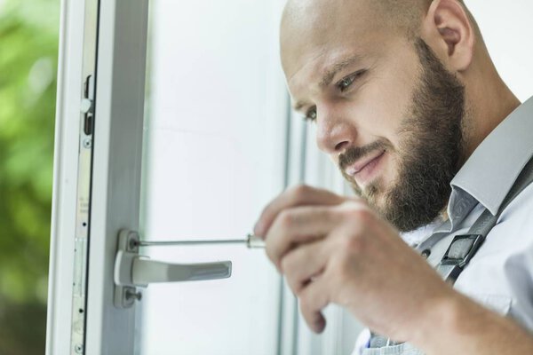 установщик окон
.