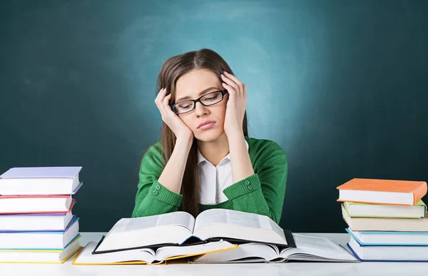 Estudiante aburrida en el aula con libros de texto — Foto de Stock