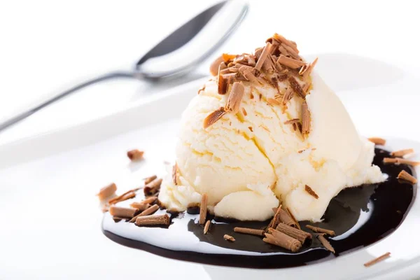 Scoop gelato alla vaniglia con scaglie di cioccolato e salsa — Foto Stock