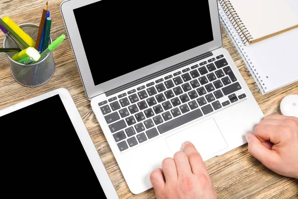 Manos Mecanografiando Teclado Portátil Moderno —  Fotos de Stock