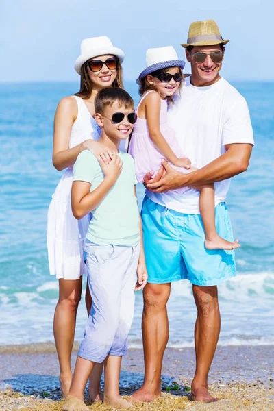 Šťastná Rodina Dovolené Tropické Pláži — Stock fotografie