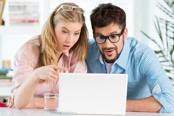 Twee studenten leren in bibliotheek op computer — Stockfoto