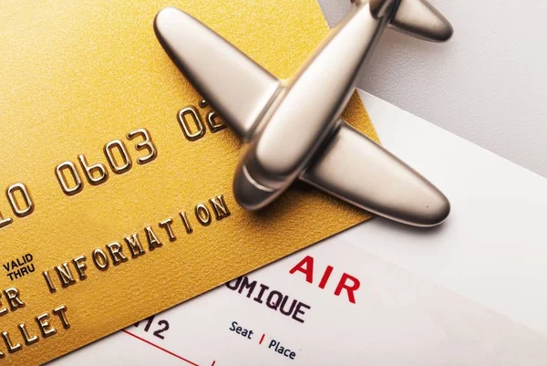 Πληρωμή με πιστωτική κάρτα για αεροπορικά εισιτήρια — Φωτογραφία Αρχείου