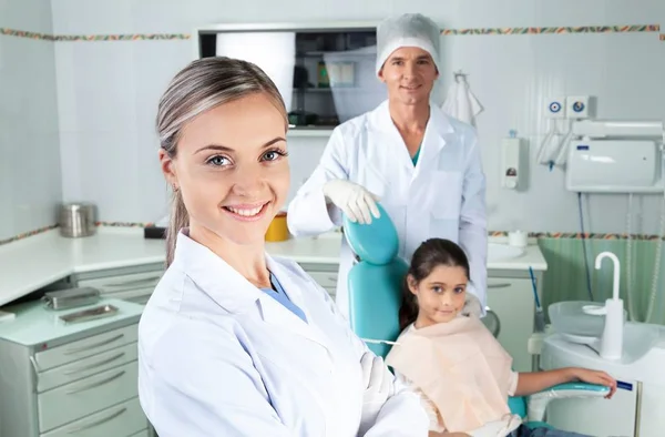 Portret van een jong meisje met een tandarts examen — Stockfoto