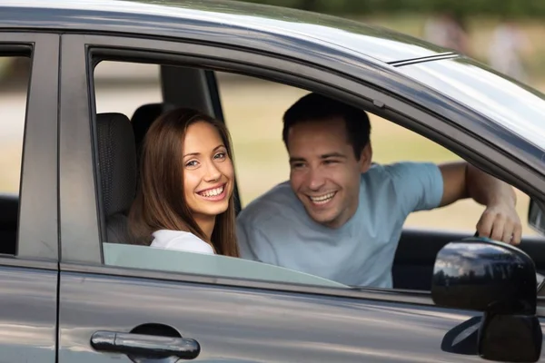 Retrato de una pareja en un coche — Foto de Stock