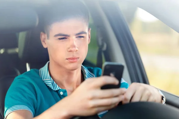 Sürüş sırasında bir genç adam manifatura portresi — Stok fotoğraf