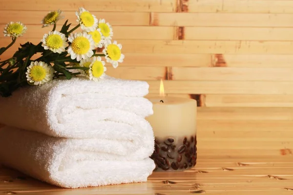 Velas, flores e toalhas - massagem ou aromaterapia — Fotografia de Stock