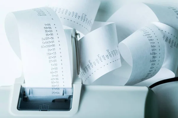 Taschenrechner Papierband zusammengerollt / Papierrolle mit Zahlen — Stockfoto