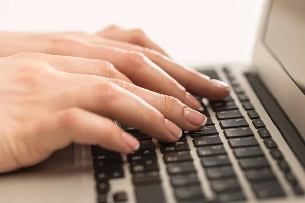 Hände Tippen Auf Tastatur Auf Modernem Laptop — Stockfoto