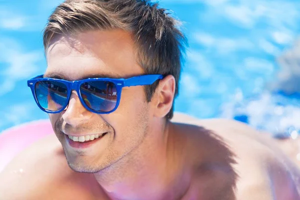 Giovane uomo divertirsi in piscina — Foto Stock
