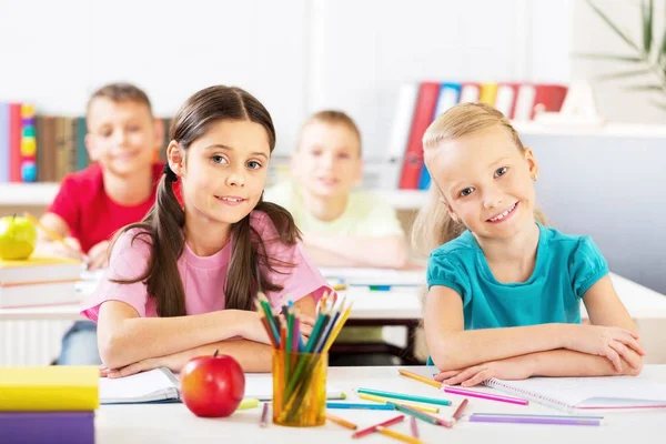 Mosolygó iskolás gyerekek az osztályteremben — Stock Fotó