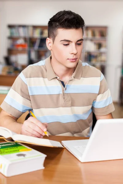 Estudante Sexo Masculino Estudando Usando Laptop Livros — Fotografia de Stock