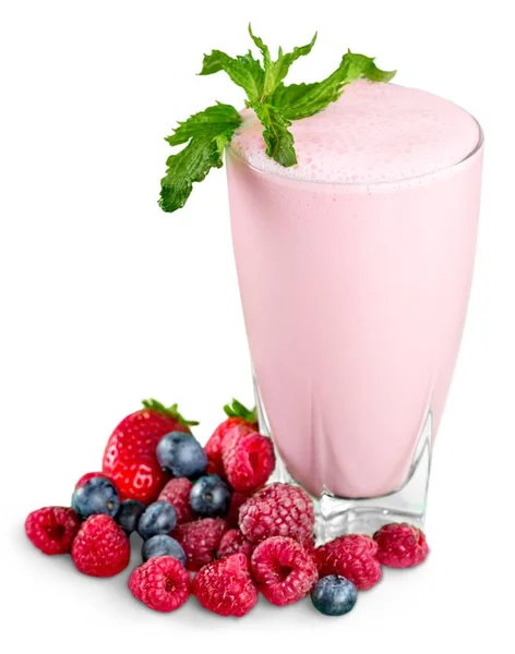 Φρέσκα φρούτα και smoothies σε λευκό — Φωτογραφία Αρχείου