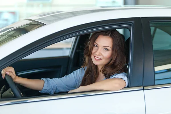 Młoda kobieta szczęśliwa w samochodzie — Zdjęcie stockowe