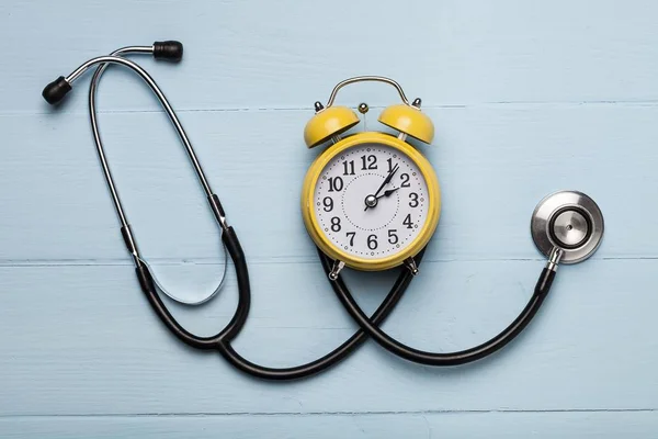 Clock and stethoscope. — Stock Photo, Image