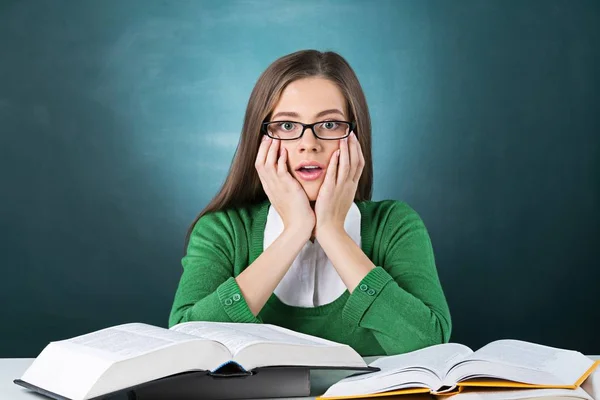 Mujer Cansada Con Montón Libros Mesa — Foto de Stock