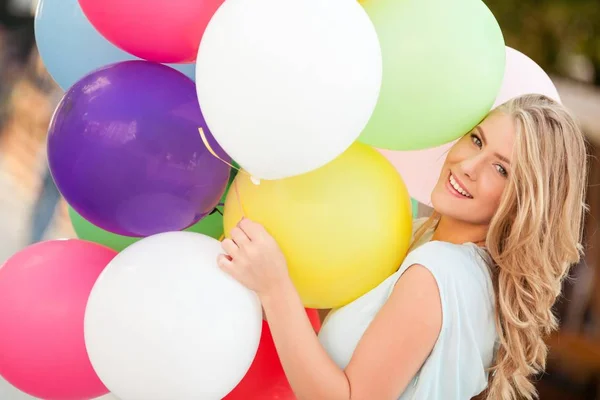 Mujer con globos de aire de colores —  Fotos de Stock