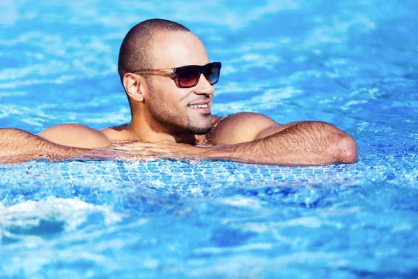 Szórakozás a medencében, fiatal férfi — Stock Fotó