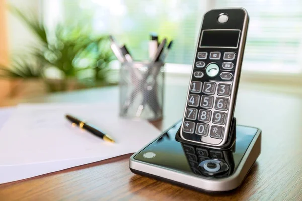 Telefono senza fili su una scrivania di legno — Foto Stock