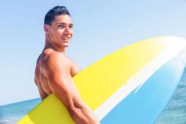 Sziluettjét vonzó fiatal szörfös gazdaság szörfdeszka állva dune óceánra nézett, hogy megtalálja a tökéletes hely, hogy menjen a szörfözés a hullámok. Másolja a hely égen — Stock Fotó