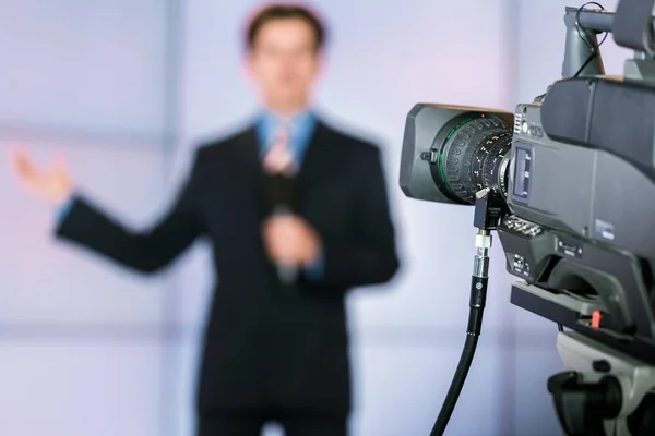 Primer plano de una cámara de video filmando a un presentador de TV —  Fotos de Stock