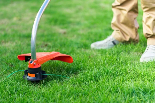 Primo piano di un giardiniere con un tagliaerba — Foto Stock