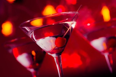 Martini cam yakın çekim görünümünde kokteyl