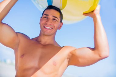 sörfçü bir surfboard holding