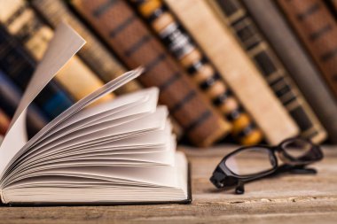 Açık kitap ve gözlük yakından görmek 