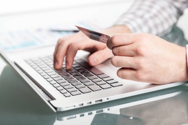 Adam tipik üstünde bilgisayar